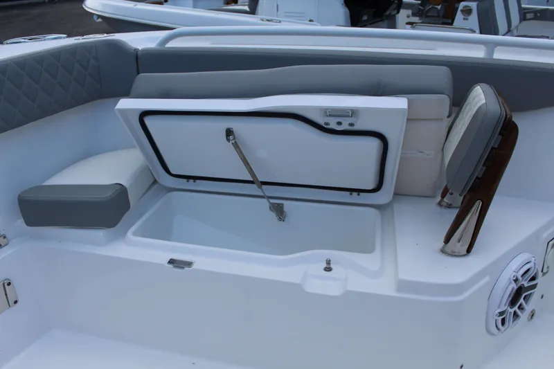 Slide: The Image of Everglades 375 Center Console 2026 - 12
