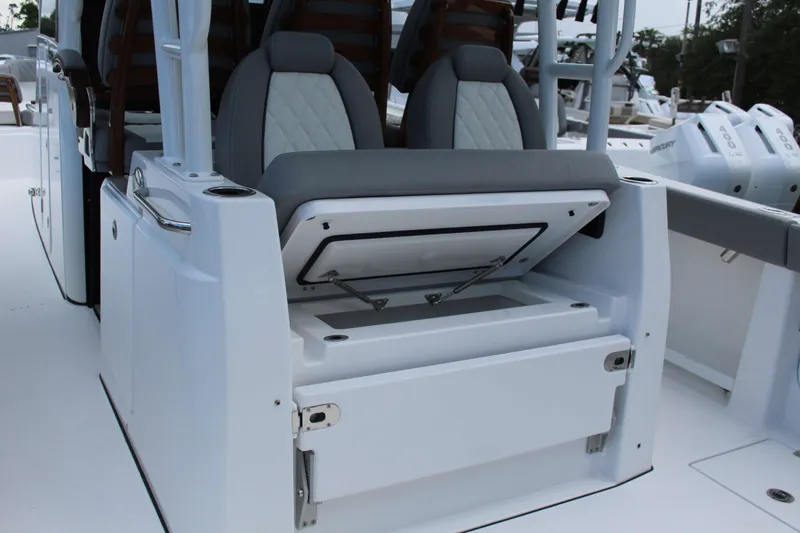 Slide: The Image of Everglades 375 Center Console 2026 - 28