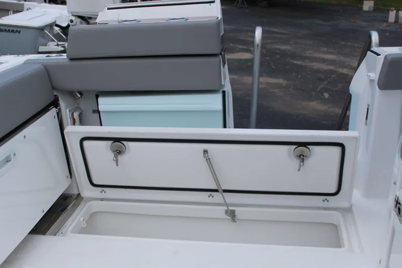 Slide: The Image of Everglades 375 Center Console 2026 - 36