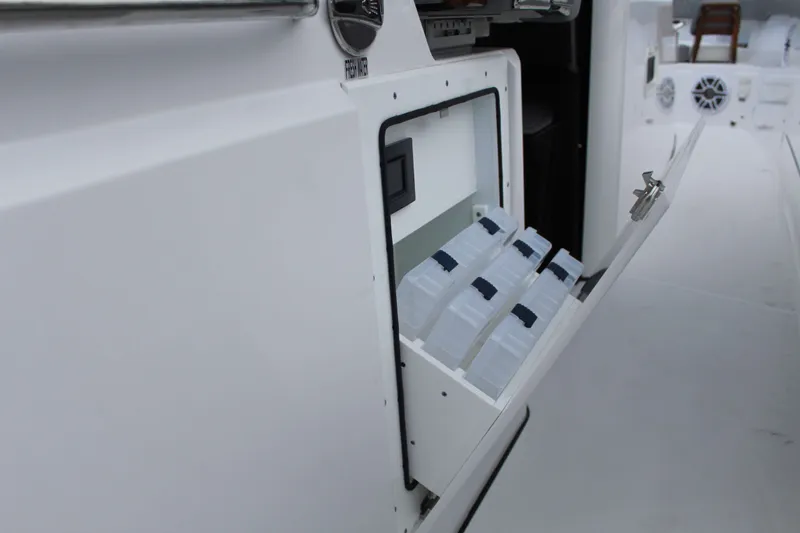 Slide: The Image of Everglades 375 Center Console 2026 - 38