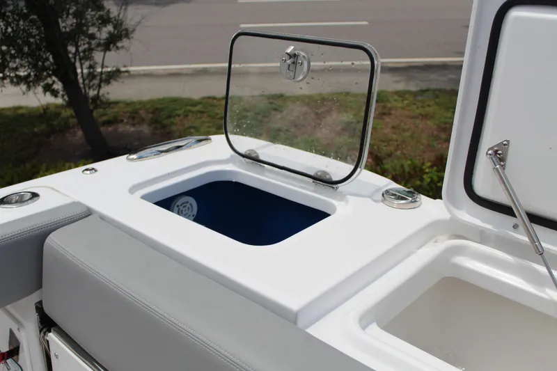 Slide: The Image of Everglades 375 Center Console 2026 - 45