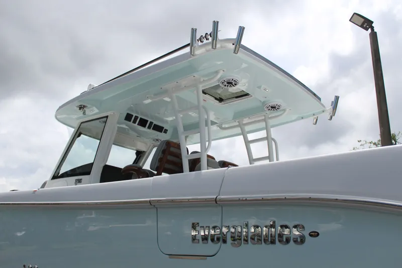 Slide: The Image of Everglades 375 Center Console 2026 - 6