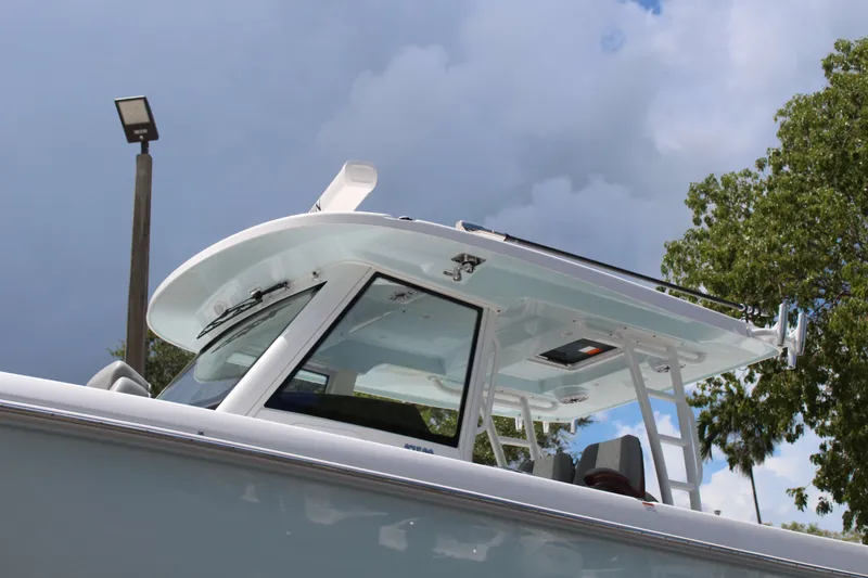 Slide: The Image of Everglades 375 Center Console 2026 - 7