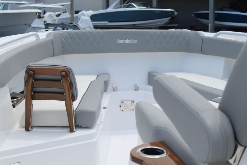 Slide: The Image of Everglades 375 Center Console 2026 - 8