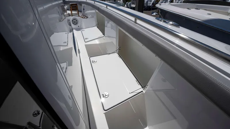 Slide: The Image of Everglades 455 Center Console 2025 - 15