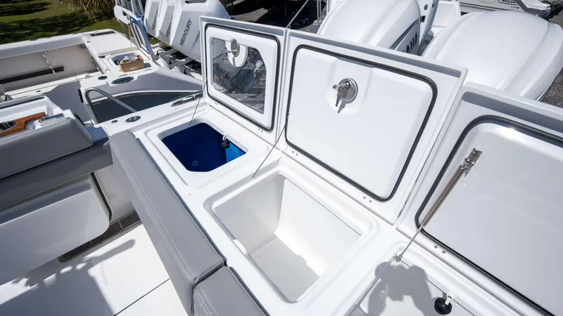 Slide: The Image of Everglades 455 Center Console 2025 - 31