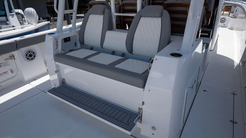 Slide: The Image of Everglades 455 Center Console 2025 - 35