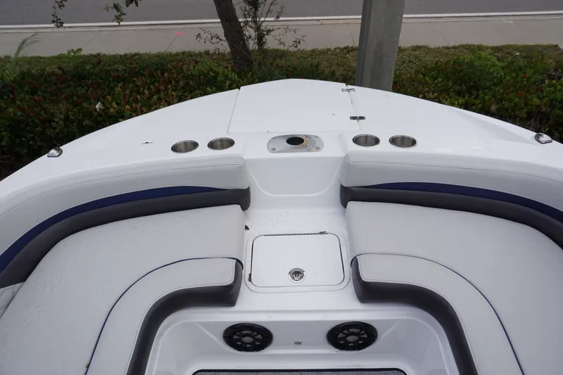 Slide: The Image of Hurricane Sundeck Sport 218 OB 2024 - 13