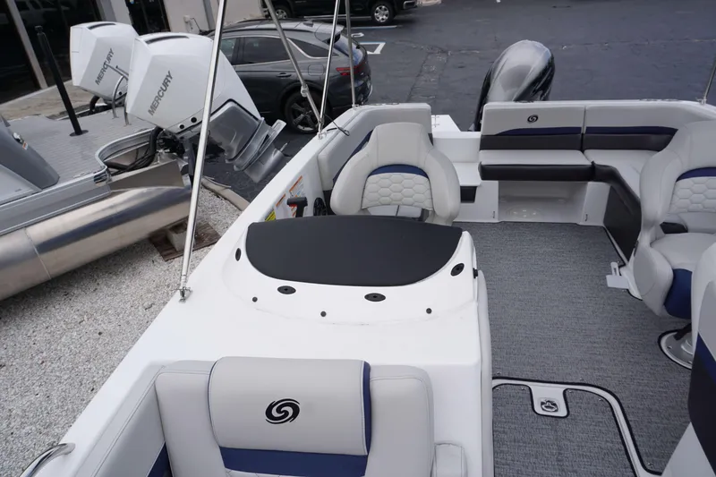 Slide: The Image of Hurricane Sundeck Sport 218 OB 2024 - 15