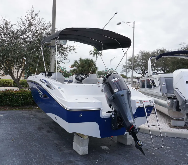 Slide: The Image of Hurricane Sundeck Sport 218 OB 2024 - 17