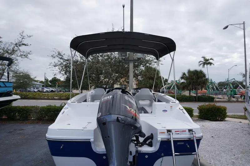 Slide: The Image of Hurricane Sundeck Sport 218 OB 2024 - 18