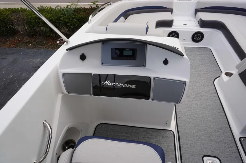 Slide: The Image of Hurricane Sundeck Sport 218 OB 2024 - 2