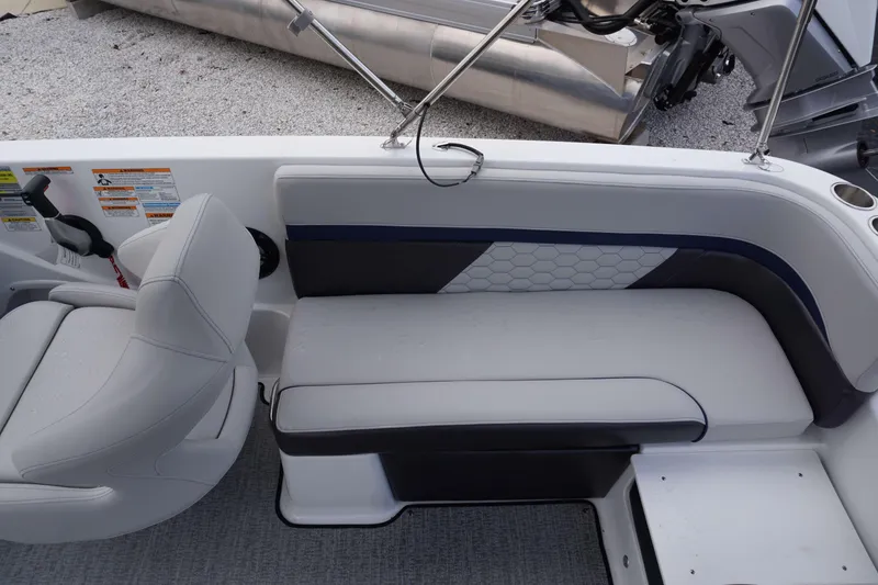 Slide: The Image of Hurricane Sundeck Sport 218 OB 2024 - 20