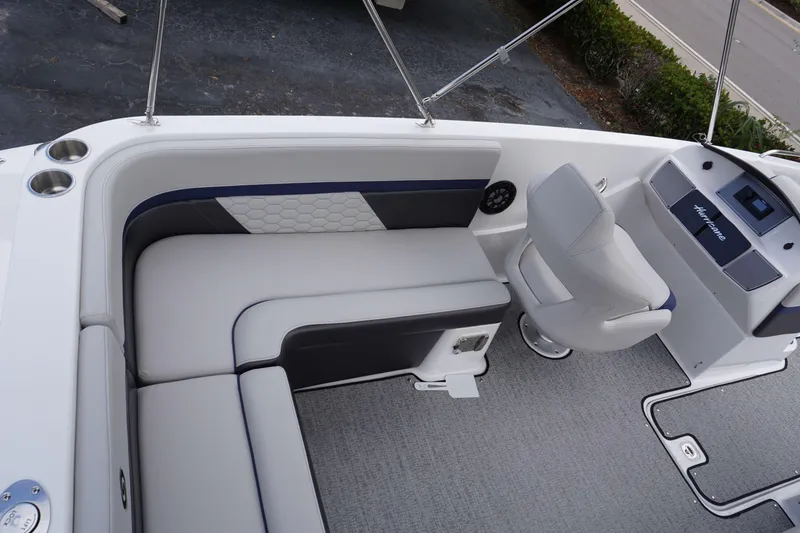 Slide: The Image of Hurricane Sundeck Sport 218 OB 2024 - 21