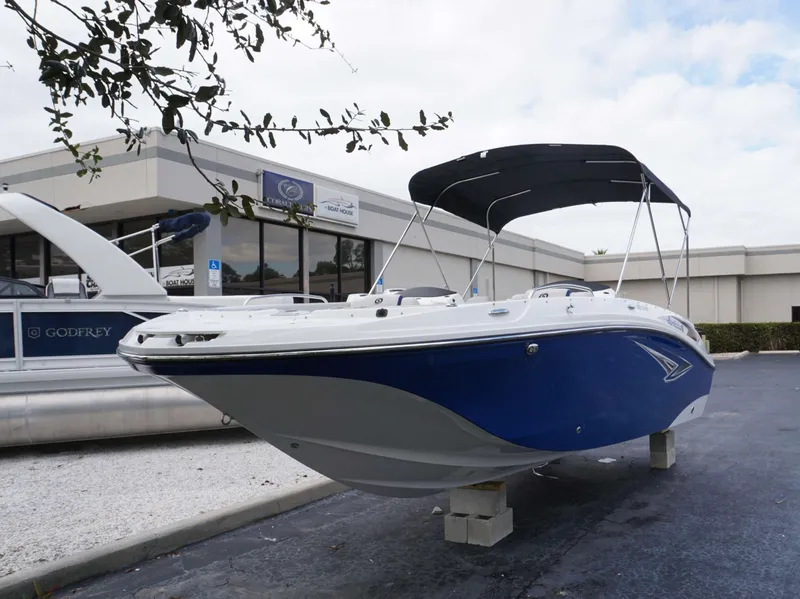 Slide: The Image of Hurricane Sundeck Sport 218 OB 2024 - 24