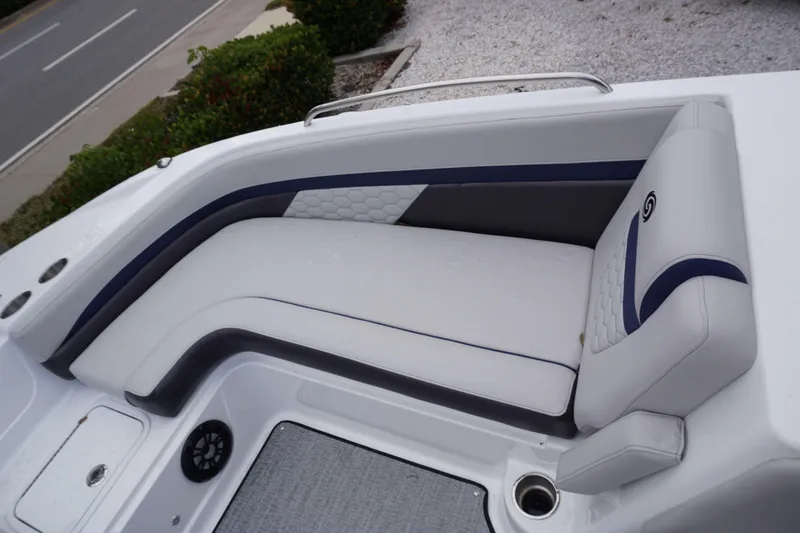 Slide: The Image of Hurricane Sundeck Sport 218 OB 2024 - 8