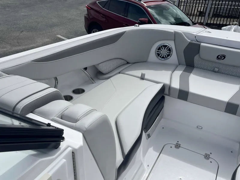 Slide: The Image of Hurricane 2600 SD 2024 - 19