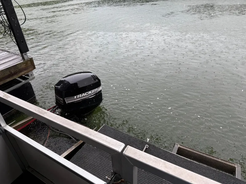 Slide: The Image of Outboard motor on a rainy day, Myacht M Yacht 2001. - 35