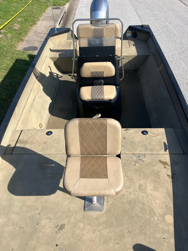 Slide: The Image of Boat interior with beige seating, 115 HP outboard motor, and steering console, G3 2072cc, 2011 model. - 12