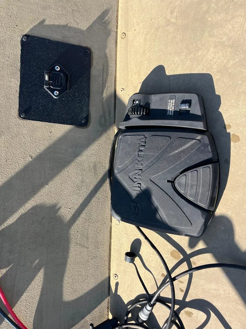 Slide: The Image of Console of 2011 G3 2072cc boat with cup holders and speaker. - 26