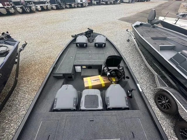 Slide: The Image of Lowe Stinger 175 2025 - 10