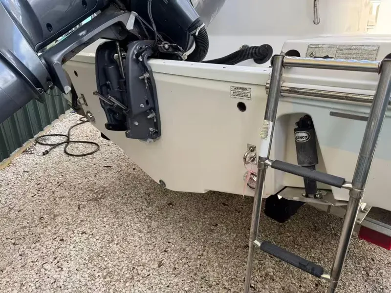 Slide: The Image of Robalo R247 Dual Console 2016 - 23