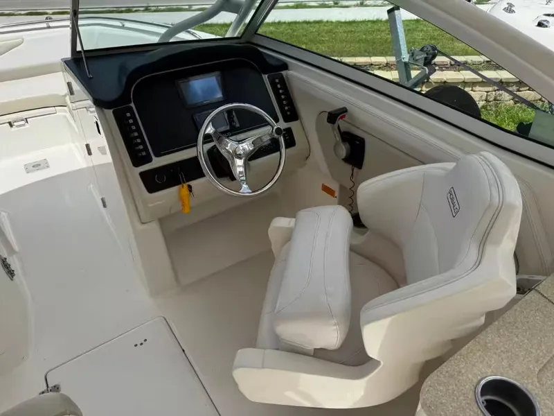 Slide: The Image of Robalo R247 Dual Console 2016 - 9