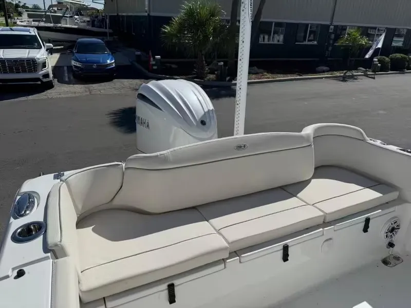 Slide: The Image of Sea Hunt Ultra 255 SE 2025 - 10