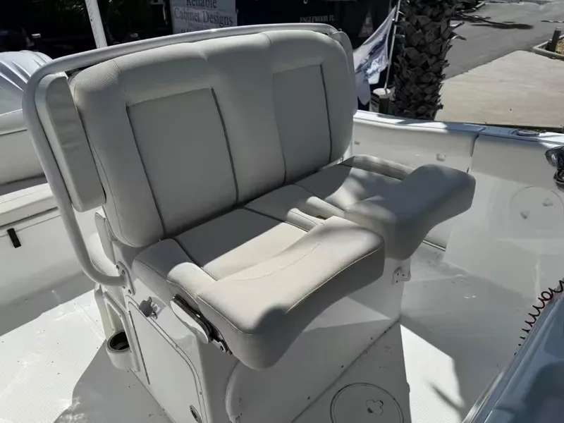 Slide: The Image of Sea Hunt Ultra 255 SE 2025 - 6