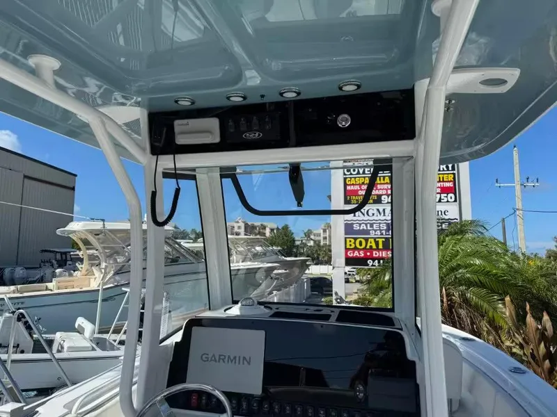 Slide: The Image of Sea Hunt Ultra 255 SE 2025 - 7