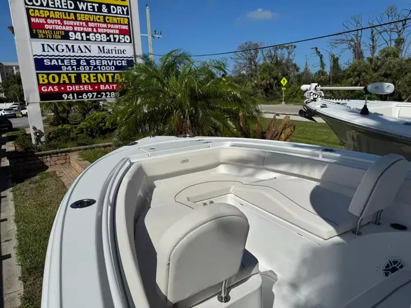 Slide: The Image of Sea Hunt Ultra 255 SE 2025 - 8