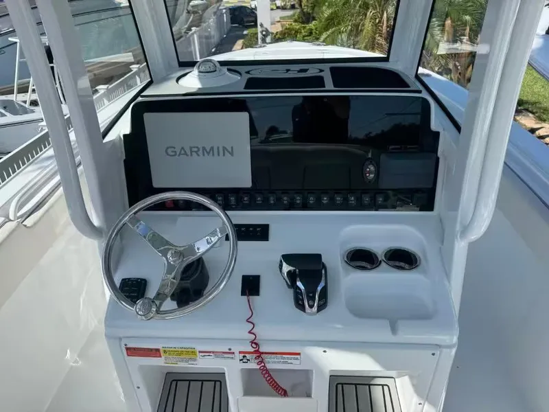 Slide: The Image of Sea Hunt Ultra 255 SE 2025 - 9