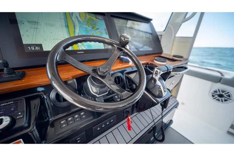 Slide: The Image of Everglades 455 Center Console 2023 - 10