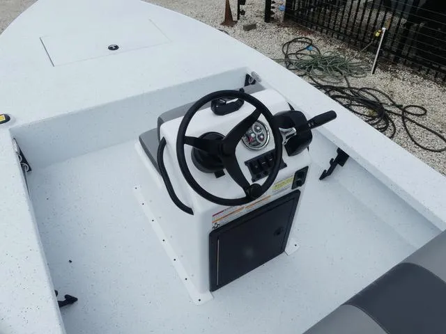 Slide: The Image of Xpress Skiff 185 2025 - 7