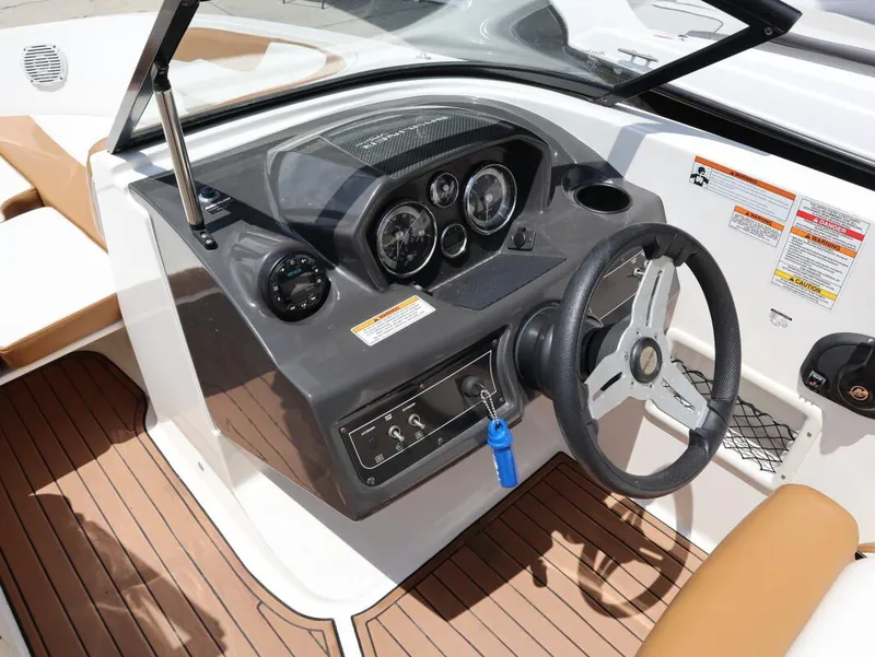 Slide: The Image of Bayliner VR6 Bowrider Outboard 2021 - 10