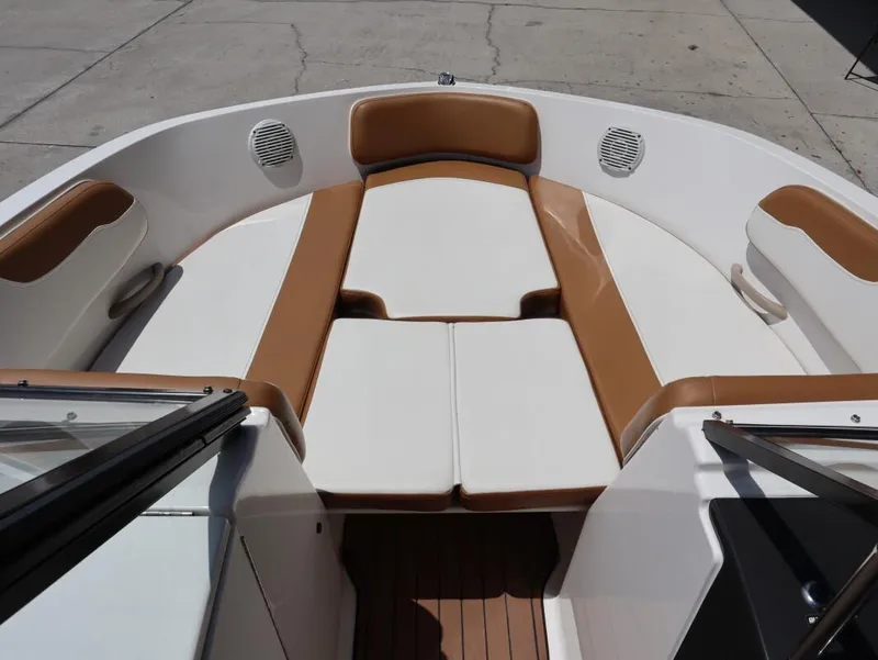 Slide: The Image of Bayliner VR6 Bowrider Outboard 2021 - 11