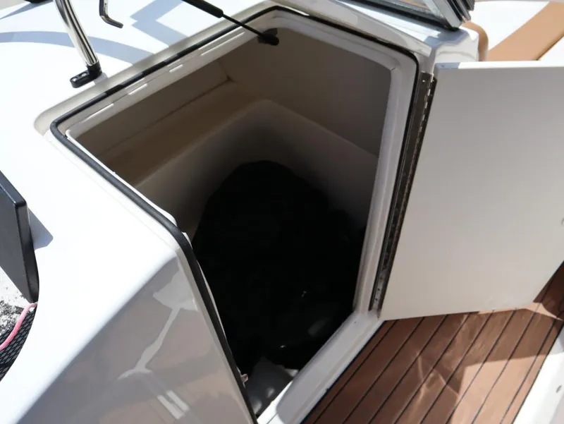 Slide: The Image of Bayliner VR6 Bowrider Outboard 2021 - 15