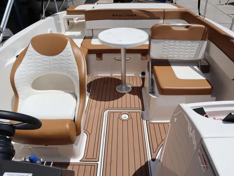 Slide: The Image of Bayliner VR6 Bowrider Outboard 2021 - 16