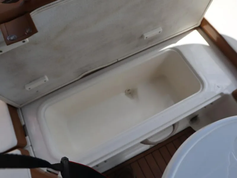 Slide: The Image of Bayliner VR6 Bowrider Outboard 2021 - 17