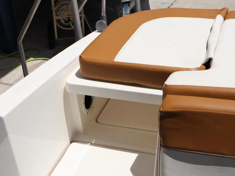 Slide: The Image of Bayliner VR6 Bowrider Outboard 2021 - 18