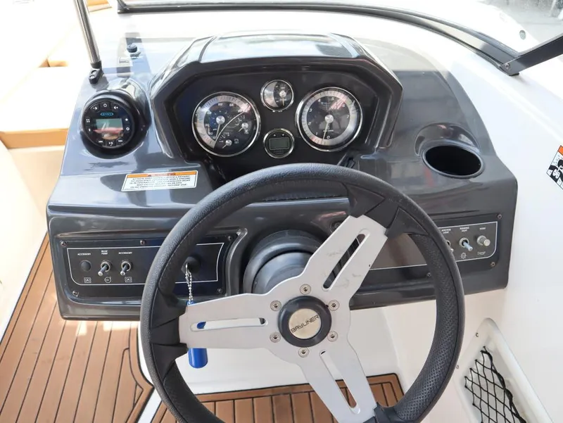 Slide: The Image of Bayliner VR6 Bowrider Outboard 2021 - 19