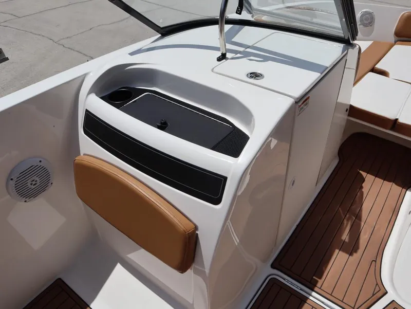 Slide: The Image of Bayliner VR6 Bowrider Outboard 2021 - 9