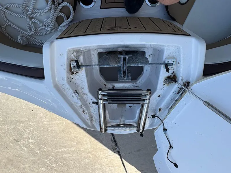 Slide: The Image of 2021 Yamaha Boats 252SE swim platform with ladder and rope storage. - 23