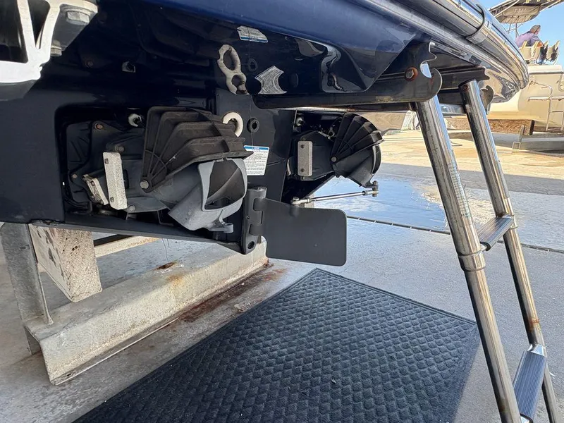 Slide: The Image of 2021 Yamaha Boats 252SE jet propulsion system and ladder detail. - 25