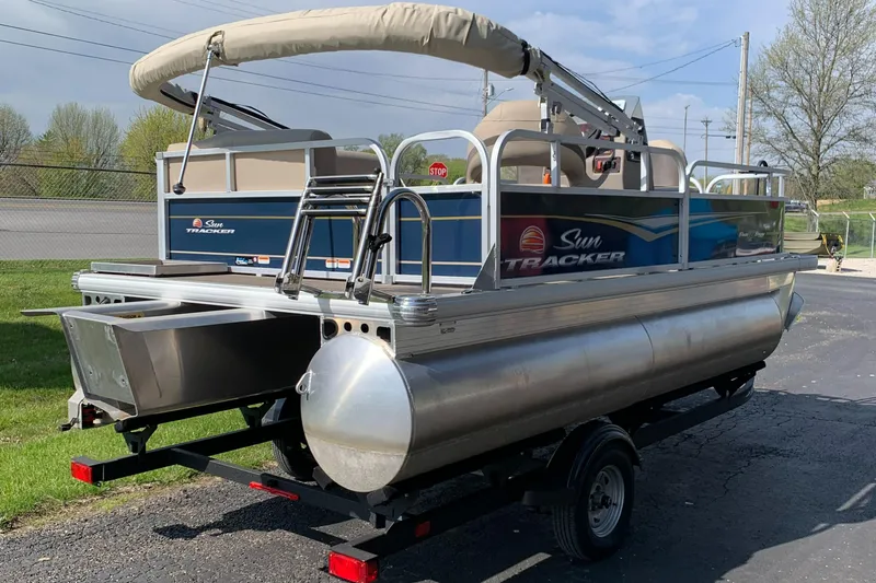 Slide: The Image of Sun Tracker Bass Buggy 16 2023 - 4