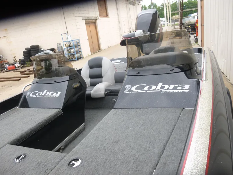 Slide: The Image of 1999 Viper Boats Cobra 180, dual consoles, parked outdoors, featuring sleek design and comfortable seating. - 9