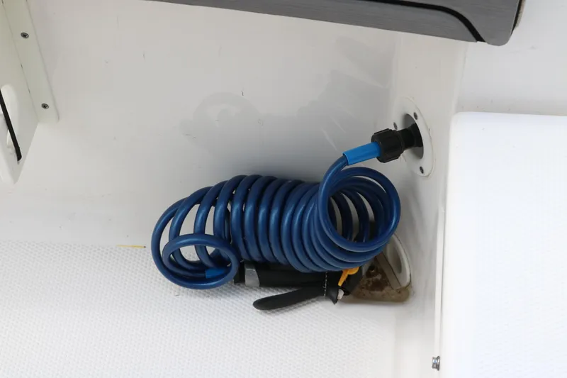 Slide: The Image of Coiled blue hose on 2018 Yamaha Boats 190 FSH Sport deck. - 30