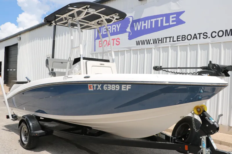 Slide: The Image of 2018 Yamaha Boats 190 FSH Sport on trailer at dealership, side view. - 5