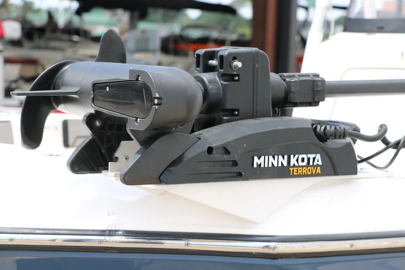 Slide: The Image of Minn Kota Terrova trolling motor on 2018 Yamaha Boats 190 FSH Sport. - 8