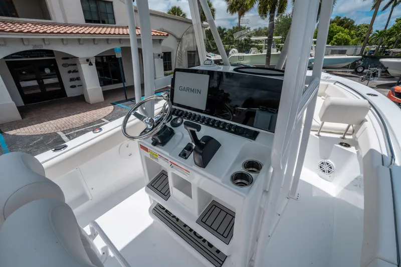 Slide: The Image of Sea Hunt Ultra 219 2026 - 15